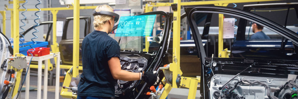 Während große Teile des Mittelstands noch über das papierlose Büro sinnieren, bringt Microsoft die Mixed Reality in die Produktion. Während große Teile des Mittelstands noch über das papierlose Büro sinnieren, bringt Microsoft die Mixed Reality in die Produktion.