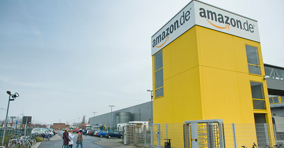 Ein Zwischenfall nahm am 28. Februar 2017 zeitweise mehrere Server der Amazon Webservices (AWS) vom Netz – und sorgte mehrere Stunden lang für einen weitgehenden Ausfall des Internets an der US-Ostküste. Die Ursache lag nicht in einem Hackerangriff, sondern an einem Tippfehler. Der Zwischenfall zeigt, wie die zunehmnde Zentralisierung von Webdiensten auf wenige Cloud-Anbieter die strukturelle Integrität des Internets gefährden kann. Ein Zwischenfall nahm am 28. Februar 2017 zeitweise mehrere Server der Amazon Webservices (AWS) vom Netz – und sorgte mehrere Stunden lang für einen weitgehenden Ausfall des Internets an der US-Ostküste. Die Ursache lag nicht in einem Hackerangriff, sondern an einem Tippfehler. Der Zwischenfall zeigt, wie die zunehmnde Zentralisierung von Webdiensten auf wenige Cloud-Anbieter die strukturelle Integrität des Internets gefährden kann.