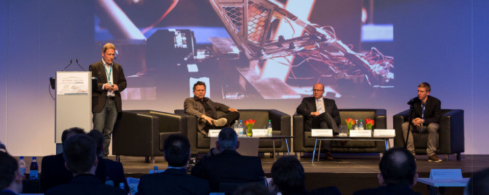 Serienautomobilbau, Fahrradsport, die Luft- und Raumfahrt und die Papierindustrie: Leichtbau ist vielfältig – das zeigte auch die Abschluss-Session auf dem Leichtbau-Gipfel 2017. Serienautomobilbau, Fahrradsport, die Luft- und Raumfahrt und die Papierindustrie: Leichtbau ist vielfältig – das zeigte auch die Abschluss-Session auf dem Leichtbau-Gipfel 2017.