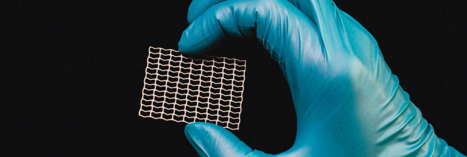 Mit dem fotochemischen Ätzverfahren lassen sich Implantate aus Titan mit absolut gratfreien Kanten herstellen. Mit dem fotochemischen Ätzverfahren lassen sich Implantate aus Titan mit absolut gratfreien Kanten herstellen.
