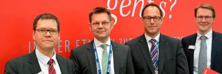 (v.l.) Rolf Sahre, Mach AG, Helmut Binder und Olav Neveling, Materna GmbH sowie Tobias Adam, Mach AG nach der Vertragsunterzeichnung (v.l.) Rolf Sahre, Mach AG, Helmut Binder und Olav Neveling, Materna GmbH sowie Tobias Adam, Mach AG nach der Vertragsunterzeichnung