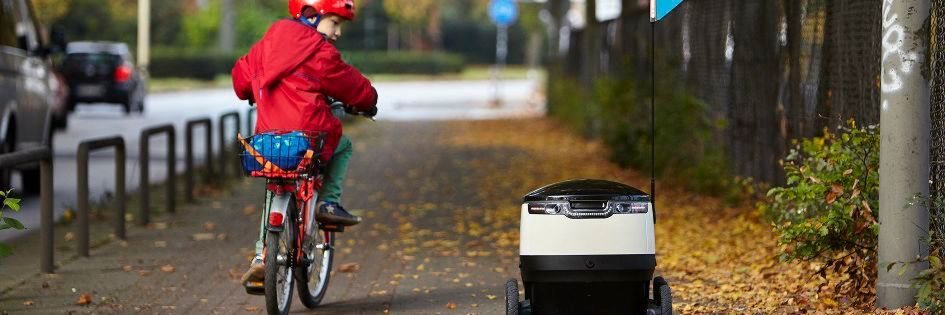 Ein Hingucker nicht nur für Kinder: Dieser Starship-Zustellroboter von Hermes ist in Hamburg-Ottensen im Einsatz. Ein Hingucker nicht nur für Kinder: Dieser Starship-Zustellroboter von Hermes ist in Hamburg-Ottensen im Einsatz.
