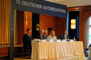 Veranstalterteam des Autorechtstags: (v.li.) Kurt Reinking (Anwalt), Wolfgang Ball (ehem. BGH-Richter), Ulrich Dilchert (ZDK), Silvia Schattenkirchner (ADAC) und Ansgar Klein (BVfK). Veranstalterteam des Autorechtstags: (v.li.) Kurt Reinking (Anwalt), Wolfgang Ball (ehem. BGH-Richter), Ulrich Dilchert (ZDK), Silvia Schattenkirchner (ADAC) und Ansgar Klein (BVfK).