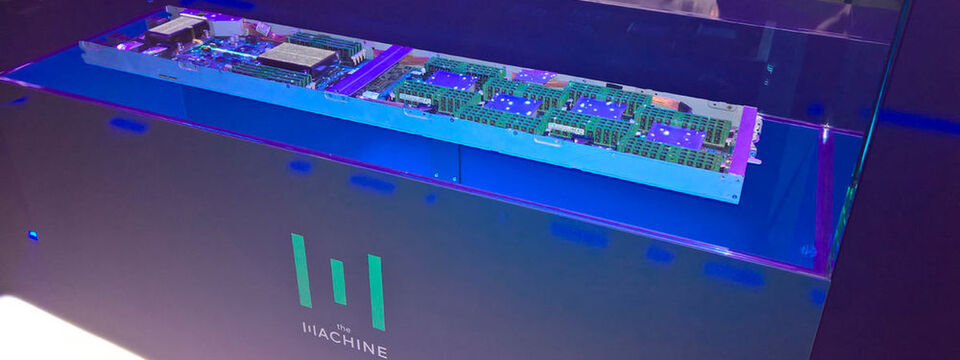Das erste The-Machine-Nodeboard von HPE wirde auf der CeBIT 2017wie ein wertvolles Schmuckstück in blauem Schummerlicht präsentiert. Das erste The-Machine-Nodeboard von HPE wirde auf der CeBIT 2017wie ein wertvolles Schmuckstück in blauem Schummerlicht präsentiert.