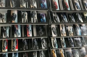 Ab Januar 2018 soll in Mercedes-Autohäusern Schluss sein mit Prospekten und Preislisten aus Papier. Ab Januar 2018 soll in Mercedes-Autohäusern Schluss sein mit Prospekten und Preislisten aus Papier.