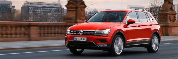 Der VW Tiguan ist der Bestseller im Typbereich von SUV und Geländewagen. Mit seinem markanten Outfit fährt auch der neue Tiguan weit vorne weg. Der VW Tiguan ist der Bestseller im Typbereich von SUV und Geländewagen. Mit seinem markanten Outfit fährt auch der neue Tiguan weit vorne weg.