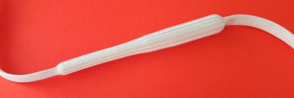 Dieses textile Kreuzband besteht aus einem umflochtenen LSR-Formkörper mit einem Flechtwinkel von 60 Grad. Dieses textile Kreuzband besteht aus einem umflochtenen LSR-Formkörper mit einem Flechtwinkel von 60 Grad.