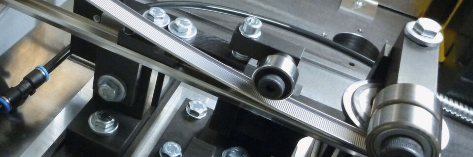 Dünnwandige parallel gefertigte Profile ab 0,08 mm können mit der Verfahrensinnovation in einem Arbeitsgang hergestellt, mittels eines Faserlasers und Doppel-Optik verschweißt und anschließend berührungslos gemessen werden. Dünnwandige parallel gefertigte Profile ab 0,08 mm können mit der Verfahrensinnovation in einem Arbeitsgang hergestellt, mittels eines Faserlasers und Doppel-Optik verschweißt und anschließend berührungslos gemessen werden.