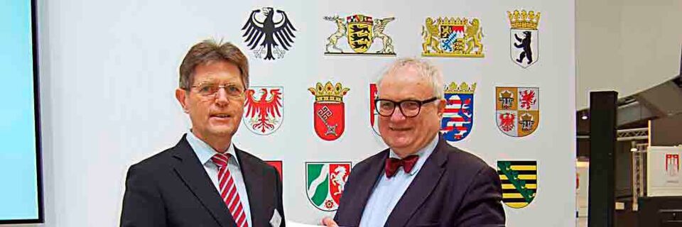 Staatssekretär Klaus Vitt (links) und Staatsrat Henning Lühr stellten auf der CeBIT das gemeinsame Projekt eRechnung vor Staatssekretär Klaus Vitt (links) und Staatsrat Henning Lühr stellten auf der CeBIT das gemeinsame Projekt eRechnung vor