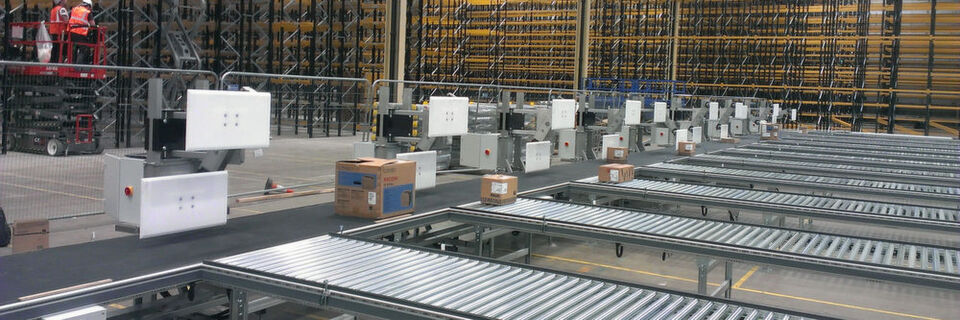 Die Systeme von Sortec sortieren beispielsweise kleine bis große Kartons, Leergutkästen, Toilettenpapierpacks, zusammengeklappte Faltkisten, gestapelte Wannen oder Kartonagen mit empfindlicher Ware. Die Systeme von Sortec sortieren beispielsweise kleine bis große Kartons, Leergutkästen, Toilettenpapierpacks, zusammengeklappte Faltkisten, gestapelte Wannen oder Kartonagen mit empfindlicher Ware.
