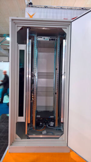 Die auf der CeBIT vorgestellte Grundeinheit für ein Mikrorechenzentrum von Vertiv hält Feuer, Wasser und Einbrechern stand. Die auf der CeBIT vorgestellte Grundeinheit für ein Mikrorechenzentrum von Vertiv hält Feuer, Wasser und Einbrechern stand.