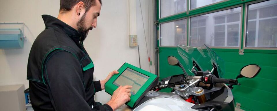Das Allrounder-Gerät „mega macs 56 Bike“ mit Touchscreen lässt sich durch hardware-Einschübe optional erweitern. Das Allrounder-Gerät „mega macs 56 Bike“ mit Touchscreen lässt sich durch hardware-Einschübe optional erweitern.