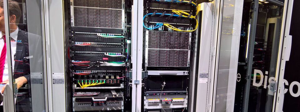Das Edge-Datacenter von Rittal eignet sich für 2 bis 6 Racks und die Indoor-Montage. Das Edge-Datacenter von Rittal eignet sich für 2 bis 6 Racks und die Indoor-Montage.