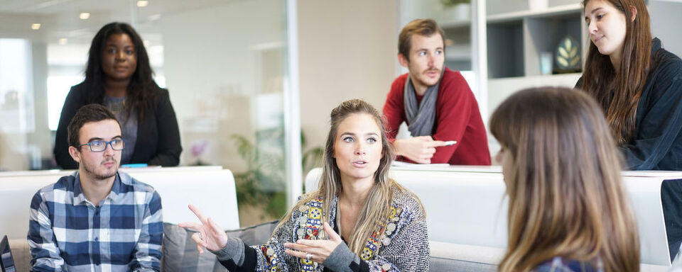Der Mensch im Unternehmen ist zur gleichen Zeit Risikofaktor und begehrte Fachkraft. Wie lässt sich dieser Widerspruch auflösen? Ein neues Sicherheits-Framework kann der Anfang sein. Der Mensch im Unternehmen ist zur gleichen Zeit Risikofaktor und begehrte Fachkraft. Wie lässt sich dieser Widerspruch auflösen? Ein neues Sicherheits-Framework kann der Anfang sein.