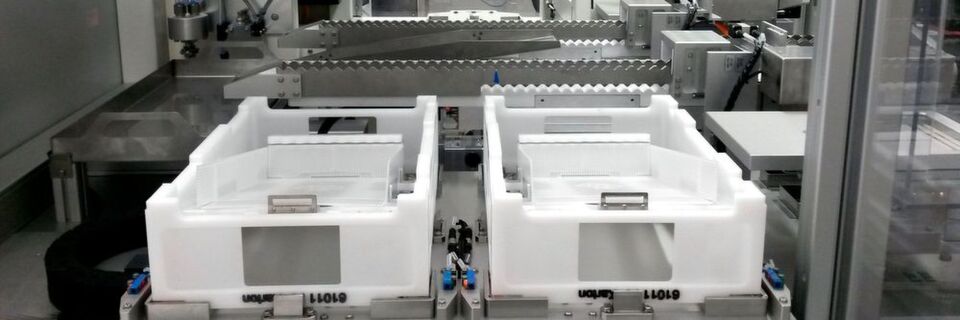 Die Automatisierungslösung checkt die Qualität der empfindlichen Karpulen und verpackt sie schnell und mit sehr viel Fingerspitzengefühl in Behälter. Die Automatisierungslösung checkt die Qualität der empfindlichen Karpulen und verpackt sie schnell und mit sehr viel Fingerspitzengefühl in Behälter.