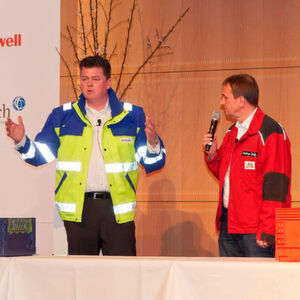Heiko Stuhr, Supply Chain Director D/CH bei Beiersdorf (l.), und Christian Bodi, Geschäftsführer Logistik bei dm, stellen das Behälterprojekt von GS1 Germany in Köln vor. Heiko Stuhr, Supply Chain Director D/CH bei Beiersdorf (l.), und Christian Bodi, Geschäftsführer Logistik bei dm, stellen das Behälterprojekt von GS1 Germany in Köln vor.