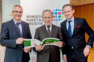Gemeinsame Vorstellung der BIEK-Nachhaltigkeitsstudie 2017 (v.l.): Prof. Dr.-Ing. Ralf Bogdanski, Florian Gerster und Marten Bosselmann. Gemeinsame Vorstellung der BIEK-Nachhaltigkeitsstudie 2017 (v.l.): Prof. Dr.-Ing. Ralf Bogdanski, Florian Gerster und Marten Bosselmann.