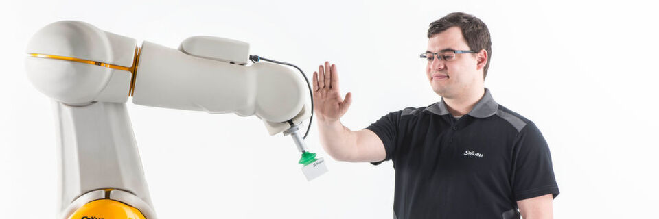 Die berührungsempfindliche Safety-Skin sorgt für das sofortige Abstoppen der Fahrt bei direktem Kontakt zum Menschen. Der Mitarbeiter kann den Roboter so durch bloßes Antippen jederzeit stoppen. Die berührungsempfindliche Safety-Skin sorgt für das sofortige Abstoppen der Fahrt bei direktem Kontakt zum Menschen. Der Mitarbeiter kann den Roboter so durch bloßes Antippen jederzeit stoppen.