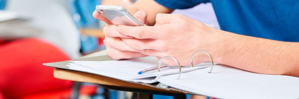 Studenten nutzen Internetangebote in erster Linie mit dem Smartphone. Daher ist es wichtig, das Universitäten ein mobil angepasstes, so genanntes „responsive“ Internetangebot haben Studenten nutzen Internetangebote in erster Linie mit dem Smartphone. Daher ist es wichtig, das Universitäten ein mobil angepasstes, so genanntes „responsive“ Internetangebot haben