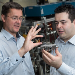 Prof. Andreas Schütze (l.) und Ingenieur Eliseo Pignanelli zeigen auf der Hannover Messe ein Messsystem, das die Ölqualität ständig im Blick hat und voraussagt, wann ein Ölwechsel nötig ist. Das Öl fließt dabei durch eine Messzelle und wird dort mit Infrarotstrahlung durchleuchtet. Wie sichtbar Öl altert, demonstrieren die Ölproben in den Fläschchen: Das linke enthält neues Öl. Prof. Andreas Schütze (l.) und Ingenieur Eliseo Pignanelli zeigen auf der Hannover Messe ein Messsystem, das die Ölqualität ständig im Blick hat und voraussagt, wann ein Ölwechsel nötig ist. Das Öl fließt dabei durch eine Messzelle und wird dort mit Infrarotstrahlung durchleuchtet. Wie sichtbar Öl altert, demonstrieren die Ölproben in den Fläschchen: Das linke enthält neues Öl.