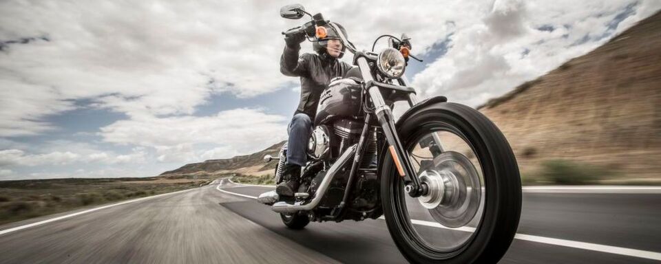 Michelin setzt seine Kooperation mit Harley-Davidson fort. Bereits jetzt verlässt jede dritte Maschine des amerikanischen Traditionsunternehmens das Werk mit den co-gebrandeten Michelin Scorcher. Michelin setzt seine Kooperation mit Harley-Davidson fort. Bereits jetzt verlässt jede dritte Maschine des amerikanischen Traditionsunternehmens das Werk mit den co-gebrandeten Michelin Scorcher.