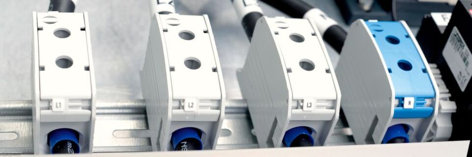 Die RKA-Serie kommt zum Beispiel im Maschinenbau, in der Gebäudeinstallationstechnik, in der Automatisierungstechnik oder in Windkraft- und Photovoltaikanlagen zum Einsatz. Die RKA-Serie kommt zum Beispiel im Maschinenbau, in der Gebäudeinstallationstechnik, in der Automatisierungstechnik oder in Windkraft- und Photovoltaikanlagen zum Einsatz.
