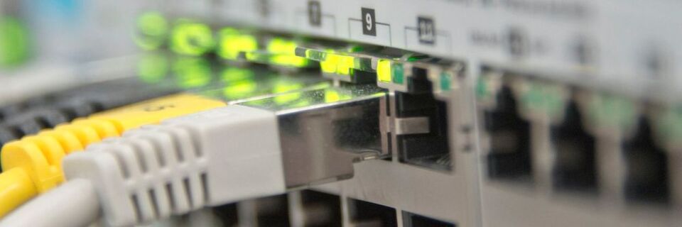 Bei den Projekten geht es darum, die Vielzahl von vernetzten Komponenten in Maschinen und Anlagen zu integrieren, effizient zu verwalten und einen durchgängigen Informationsaustausch zu gewährleisten. Bei den Projekten geht es darum, die Vielzahl von vernetzten Komponenten in Maschinen und Anlagen zu integrieren, effizient zu verwalten und einen durchgängigen Informationsaustausch zu gewährleisten.