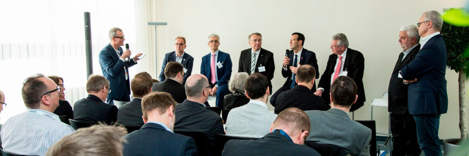 Die Podiumsrunde spiegelte ein breites Branchenspektrum der IT von Software über Security bis Provider wider. Die Podiumsrunde spiegelte ein breites Branchenspektrum der IT von Software über Security bis Provider wider.