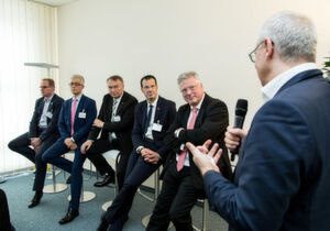 Teilnehmer der Expertenrunde v.l.n.r.: Lars Milde (Tableau Software), Süleyman Karaman (Colt Technology Services GmbH), Eckhard Schwarzer (DATEV eG), Dr. Rolf Werner (Fujitsu), Michael Gerhards (Airbus Cybersecurity Deutschland) und Moderator Christoph Witte. Teilnehmer der Expertenrunde v.l.n.r.: Lars Milde (Tableau Software), Süleyman Karaman (Colt Technology Services GmbH), Eckhard Schwarzer (DATEV eG), Dr. Rolf Werner (Fujitsu), Michael Gerhards (Airbus Cybersecurity Deutschland) und Moderator Christoph Witte.