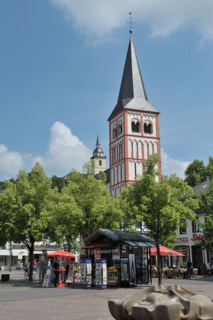 Die Sankt Servatiuskirche, unmittelbar neben dem Siegburger Marktplatz gelegen, wurde als dreischiffige Emporenbasilika im 12. und 13. Jahrhundert erbaut Die Sankt Servatiuskirche, unmittelbar neben dem Siegburger Marktplatz gelegen, wurde als dreischiffige Emporenbasilika im 12. und 13. Jahrhundert erbaut