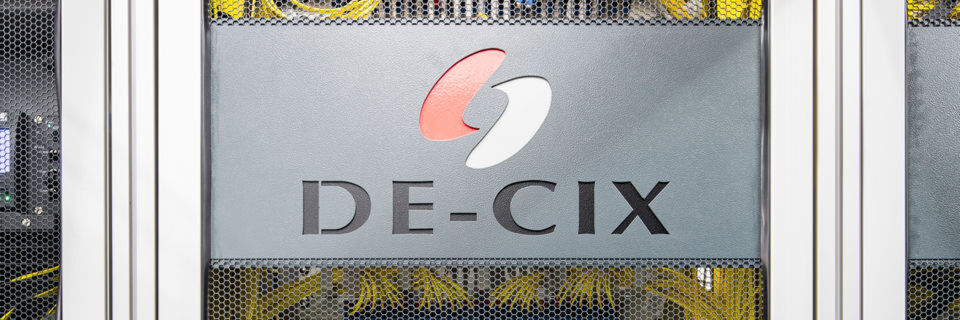 Mit DirectCLOUD des DE-CIX können sich Nutzer schnell, sicher und kosteneffektiv mit einer großen Auswahl an Cloud Service Providern verbinden. Mit DirectCLOUD des DE-CIX können sich Nutzer schnell, sicher und kosteneffektiv mit einer großen Auswahl an Cloud Service Providern verbinden.