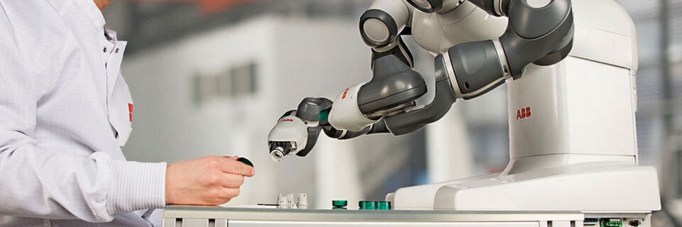 Bild 2: In dieser Anwendung ist der leichtgewichtige Roboter als „dritte Hand“ im Einsatz und bewegt sich mit begrenztem Drehmoment und angepasster Geschwindigkeit. Bild 2: In dieser Anwendung ist der leichtgewichtige Roboter als „dritte Hand“ im Einsatz und bewegt sich mit begrenztem Drehmoment und angepasster Geschwindigkeit.