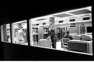 Offenbar haben viele ein solches System im Kopf, wenn sie über Mainframes sprechen. Das ist das IBM-System 709 aus dem Jahr 1957. Offenbar haben viele ein solches System im Kopf, wenn sie über Mainframes sprechen. Das ist das IBM-System 709 aus dem Jahr 1957.