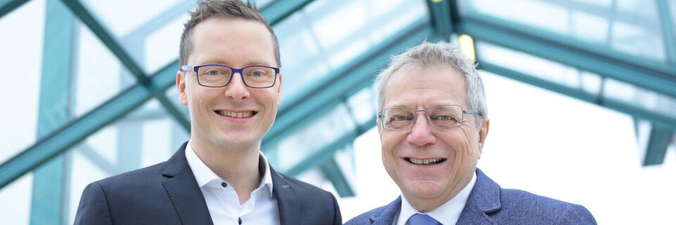Das Bild zeigt Ferdinand Fuchs (li.), Geschäftsführer, und Reinhard Fuchs (re.), Gründer von ADT Fuchs. Ferdinand Fuchs: „Für Panasonic ist Minas A6 nur ein Servoantrieb, für uns aber mehr. In unserer Anwendung fungiert der Antrieb als Drehmomentschrauber. Man kann sagen, wir haben den Servoantrieb etwas zweckentfremdet, das allerdings sehr erfolgreich. Dieser Ansatz ist neu, da es bisher im Markt keinen Schrauber ohne vorgesetztes Getriebe gibt.“ Das Bild zeigt Ferdinand Fuchs (li.), Geschäftsführer, und Reinhard Fuchs (re.), Gründer von ADT Fuchs. Ferdinand Fuchs: „Für Panasonic ist Minas A6 nur ein Servoantrieb, für uns aber mehr. In unserer Anwendung fungiert der Antrieb als Drehmomentschrauber. Man kann sagen, wir haben den Servoantrieb etwas zweckentfremdet, das allerdings sehr erfolgreich. Dieser Ansatz ist neu, da es bisher im Markt keinen Schrauber ohne vorgesetztes Getriebe gibt.“