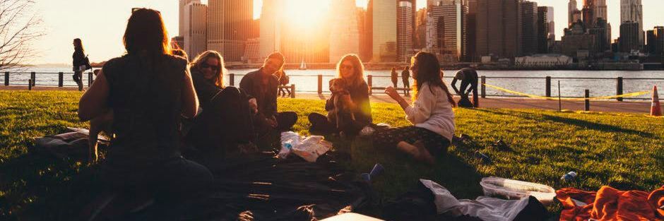 Für ihn liegt der Fokus „nur“ auf der Gemeinschaft – der Community Manager entwickelt und managt die jeweilige Community auf dem eigenen Portal und auch die Fangemeinde auf Social Media Kanälen. Für ihn liegt der Fokus „nur“ auf der Gemeinschaft – der Community Manager entwickelt und managt die jeweilige Community auf dem eigenen Portal und auch die Fangemeinde auf Social Media Kanälen.