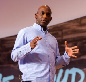 Kelsey Hightower, Staff Developer Advocate bei Google, erläutert, wie Kubernetes Federation funktioniert. Kelsey Hightower, Staff Developer Advocate bei Google, erläutert, wie Kubernetes Federation funktioniert.