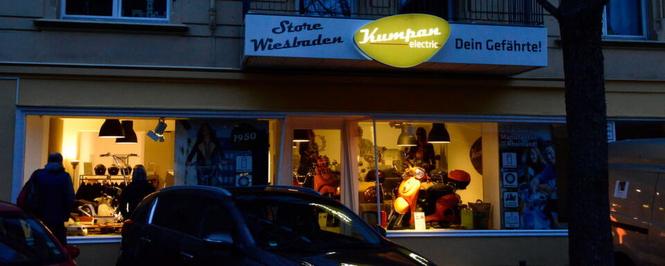 In der Wiesbadener Herderstraße 25 finden Elektroroller-Fans ab sofort Scooter der Marke Kumpan electric. In der Wiesbadener Herderstraße 25 finden Elektroroller-Fans ab sofort Scooter der Marke Kumpan electric.