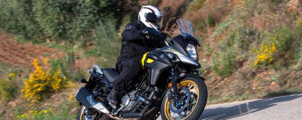 2017 schickt Suzuki die V-Strom 650 in zwei Varianten ins Rennen: zusätzlich zur Standardversion (mit Zehnspeichen-Aluminiumrädern) gibt es eine XT-Ausführung. 2017 schickt Suzuki die V-Strom 650 in zwei Varianten ins Rennen: zusätzlich zur Standardversion (mit Zehnspeichen-Aluminiumrädern) gibt es eine XT-Ausführung.
