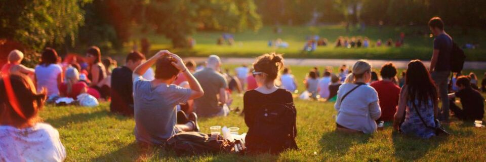Wie Menschen miteinander interagieren, ist nicht nur innerhalb der Firma im internen Umgang von ganz entscheidender Bedeutung, sondern auch im Kontakt mit Partnern und Kunden. Wie Menschen miteinander interagieren, ist nicht nur innerhalb der Firma im internen Umgang von ganz entscheidender Bedeutung, sondern auch im Kontakt mit Partnern und Kunden.