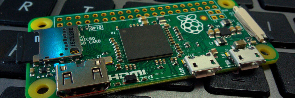 Mit einer Platinenbreite von nur 35 Millimetern ist der Raspberry Pi Zero eine Besonderheit und gleichzeitig der günstigste Einplatinenrechner der Raspberry-Serie. Mit einer Platinenbreite von nur 35 Millimetern ist der Raspberry Pi Zero eine Besonderheit und gleichzeitig der günstigste Einplatinenrechner der Raspberry-Serie.