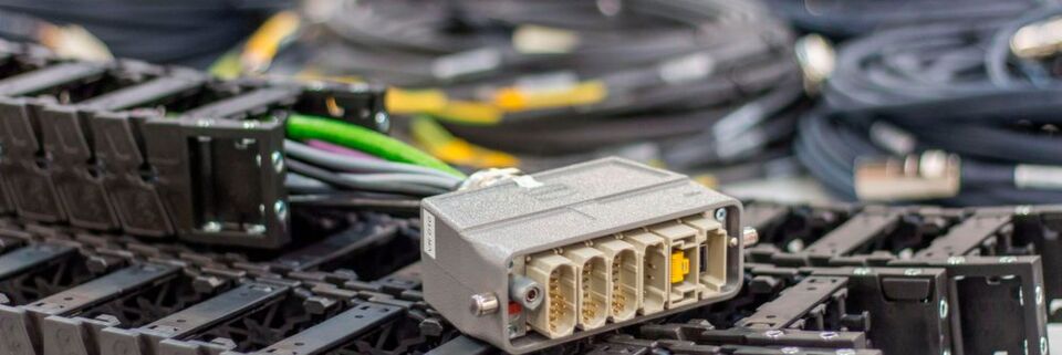 Die Steckverbinder-Reihe Han-Modular von Harting liefert passende Schnittstellen für Energieketten. Im Bild: Han High Density Modul (3x), Han EE Modul, Han RJ45 Modul, Han USB 2.0 Modul (jeweils Stift-Varianten) Die Steckverbinder-Reihe Han-Modular von Harting liefert passende Schnittstellen für Energieketten. Im Bild: Han High Density Modul (3x), Han EE Modul, Han RJ45 Modul, Han USB 2.0 Modul (jeweils Stift-Varianten)