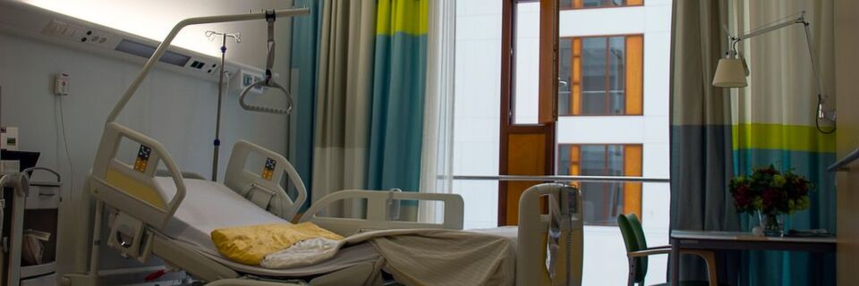 Ob Bettgitter, Klapptische, Telefone oder Alarmknöpfe: Bakterienherde in Krankenhäusern können besonders bei anfälligen Patienten zu lebensbedrohlichen Infektionen führen. Ob Bettgitter, Klapptische, Telefone oder Alarmknöpfe: Bakterienherde in Krankenhäusern können besonders bei anfälligen Patienten zu lebensbedrohlichen Infektionen führen.