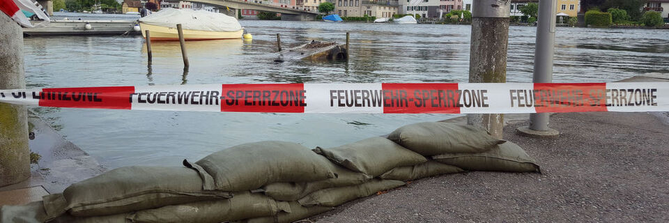 Feuer, Hochwasser oder selbst ein einfacher Virenbefall, viele Faktoren können die Geschäftsprozesse eines Unternehmens lahmlegen. Die IT ist dabei immer mit betroffen und bedarf einer guten IT-Notfallplanung. Feuer, Hochwasser oder selbst ein einfacher Virenbefall, viele Faktoren können die Geschäftsprozesse eines Unternehmens lahmlegen. Die IT ist dabei immer mit betroffen und bedarf einer guten IT-Notfallplanung.