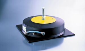 Die Schwingungsdämpfer von Bilz Vibration bestehen aus einer Elastomer-Metall-Verbindung mit verstärkter Seitenwand und einem Zweikammersystem. Die Schwingungsdämpfer von Bilz Vibration bestehen aus einer Elastomer-Metall-Verbindung mit verstärkter Seitenwand und einem Zweikammersystem.