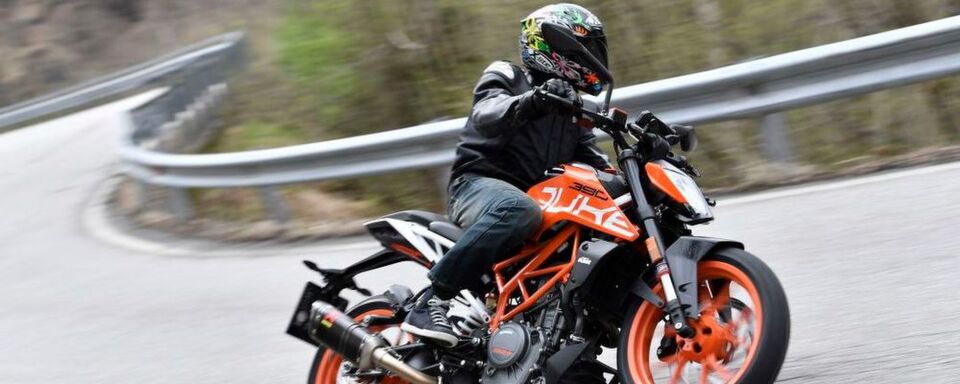 Die KTM 390 Duke kann getrost als „Kurvensuchgerät“ bezeichnet werden. Die KTM 390 Duke kann getrost als „Kurvensuchgerät“ bezeichnet werden.