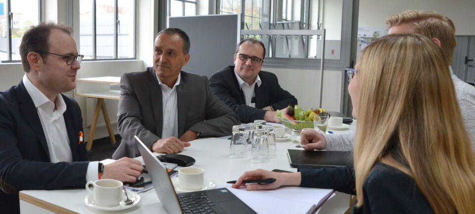 Im Gespräch von links: Philipp Ramin, Ronny Steinhagen und Dr. Frank Breitenbach. Im Gespräch von links: Philipp Ramin, Ronny Steinhagen und Dr. Frank Breitenbach.