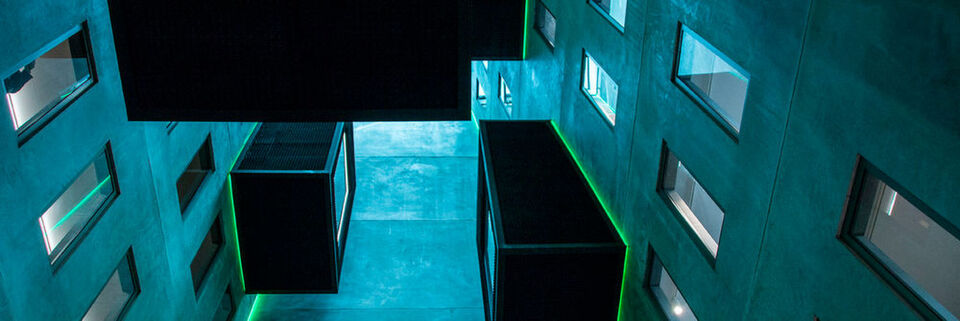 Das markante 7-geschossige Bauwerk ist in Architektur und Innenarchitektur ein Aushängeschild für die noch junge Fertigungstechnik 3D-Druck. Das markante 7-geschossige Bauwerk ist in Architektur und Innenarchitektur ein Aushängeschild für die noch junge Fertigungstechnik 3D-Druck.