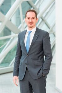 Markus Dohm ist seit 2015 Bereichsvorstand Academy & Life Care bei TÜV Rheinland. Der Wirtschaftswissenschaftler und Diplom-Ingenieur für Bauingenieurwesen und Umwelttechnik blickt auf einen vielfältigen Erfahrungsschatz aus unterschiedlichen Fach- und Führungspositionen zurück. Markus Dohm ist seit 2015 Bereichsvorstand Academy & Life Care bei TÜV Rheinland. Der Wirtschaftswissenschaftler und Diplom-Ingenieur für Bauingenieurwesen und Umwelttechnik blickt auf einen vielfältigen Erfahrungsschatz aus unterschiedlichen Fach- und Führungspositionen zurück.