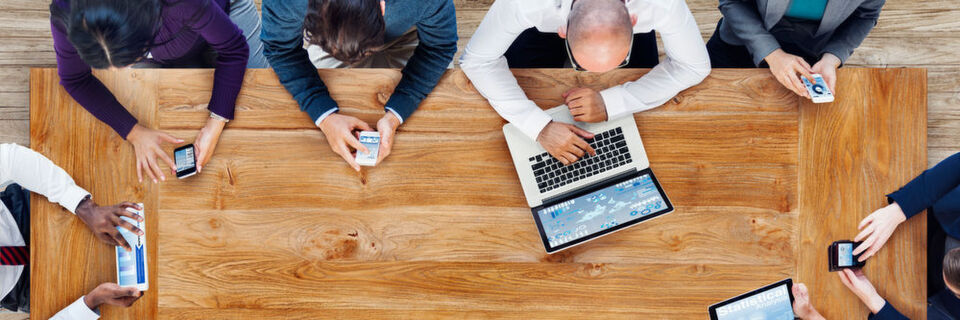 Smartphone, Tablet, Laptop und Co. – die digitale Transformation ist in vollem Gange. Was viele vergessen: im Mittelpunkt der digitalen Transformation steht immer noch der Mensch, der sich dem Wandel stellen muss. Smartphone, Tablet, Laptop und Co. – die digitale Transformation ist in vollem Gange. Was viele vergessen: im Mittelpunkt der digitalen Transformation steht immer noch der Mensch, der sich dem Wandel stellen muss.