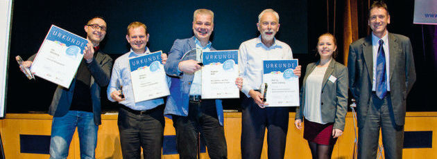 Die Champions League der Referenten: Übergabe des „Best Speaker“-Preises an Jan Altenberg (Linutronix), Andreas Klinger (IT Kllinger), Stephan Roth (oose), Prof. Jochen Ludewig (Uni Stuttgart, v.l.n.r.). Ganz rechts: Johann Wiesböck, Publisher EP. Die Champions League der Referenten: Übergabe des „Best Speaker“-Preises an Jan Altenberg (Linutronix), Andreas Klinger (IT Kllinger), Stephan Roth (oose), Prof. Jochen Ludewig (Uni Stuttgart, v.l.n.r.). Ganz rechts: Johann Wiesböck, Publisher EP.